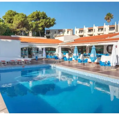 Air Conditioned 1 Bedroom Apt With Wi-fi & Patio. Appartement Albufeira